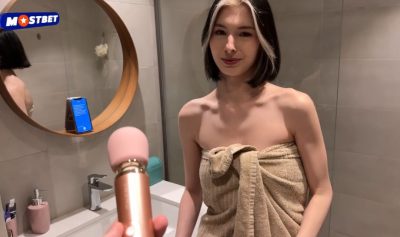 Cutie Kim Microphone มาแอบร้องเพลงทำไมอยู่ในห้องน้ำ xxx ฝรั่ง